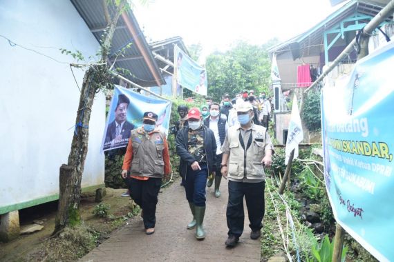 Timwas Bencana DPR RI Kunjungi Sukabumi, Dukung Keinginan Warga Direlokasi - JPNN.COM