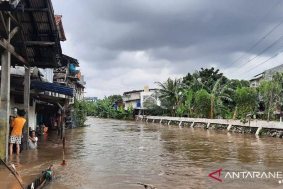 Banjir Jakarta: Rhoma Irama dan Istrinya Masih Bertahan di Rumah - JPNN.COM