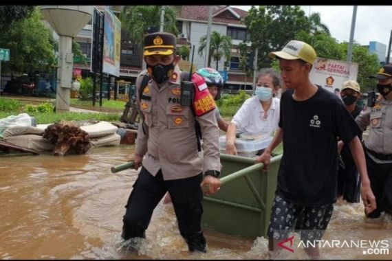 Lihat Nih, Aksi Kompol Khoiri Evakuasi Seorang Nenek Terjebak Banjir Pakai Gerobak - JPNN.COM