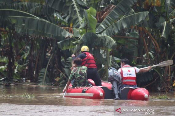 Di Tengah Lokasi Banjir, Terdengar Teriakan Minta Tolong - JPNN.COM