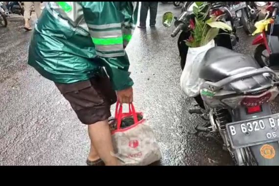 Banjir Jakarta, Mas Raden Asyik Menjala Ikan di Jalan TB Simatupang - JPNN.COM