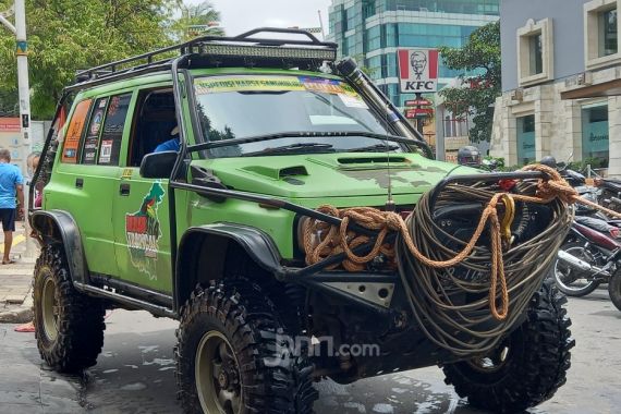 Bahu-membahu Warga dan Basarnas Evakuasi Mobil yang Terjebak Banjir di Kemang Raya - JPNN.COM