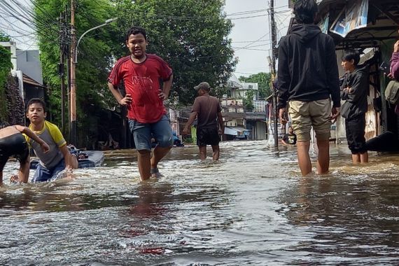 Banjir Landa Kemang, Rumah Pendiri Partai Emas Tergenang - JPNN.COM