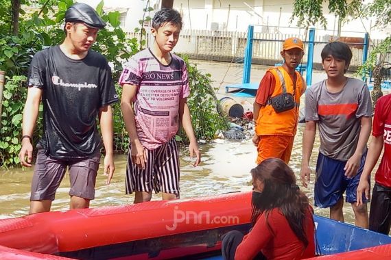 Banjir Kemang, Bu Lurah Novia: Kalau Mau Mengungsi Jangan Tunggu Air Sudah Tinggi - JPNN.COM