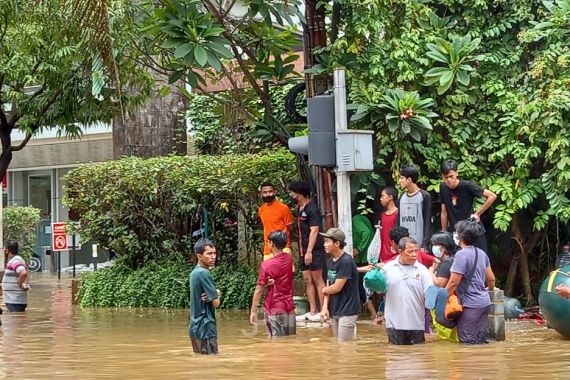Hujan Jakarta, Air Setinggi 150 Sentimeter Genangi Jalan Kemang Raya - JPNN.COM