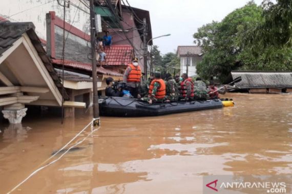 Banjir Jakarta, 300 Kepala Keluarga Cipinang Melayu Mengungsi - JPNN.COM