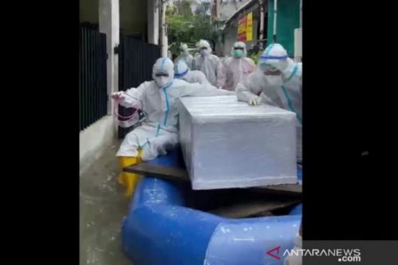 Polisi Evakuasi dan Makamkan Jenazah Pasien Covid-19 yang Terjebak Banjir - JPNN.COM