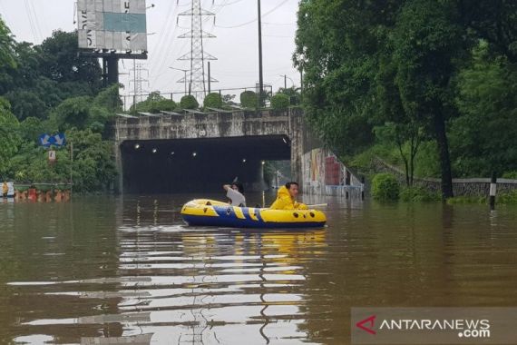 Terendam Banjir, Jalan DI Panjaitan Jakarta Timur Tak Bisa Dilewati Kendaraan - JPNN.COM