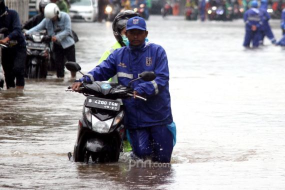 Sepeda Motor Mogok Akibat Terendam Banjir, Cek 4 Komponen Ini - JPNN.COM
