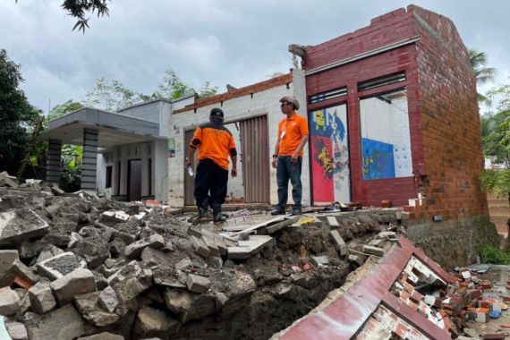 PT Pos Indonesia Salurkan BST kepada Korban Bencana Longsor di Purwakarta - JPNN.COM