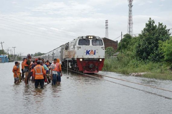 Perjalanan Kereta dari Semarang Tujuan Jakarta Dibatalkan, Ini Penyebabnya - JPNN.COM