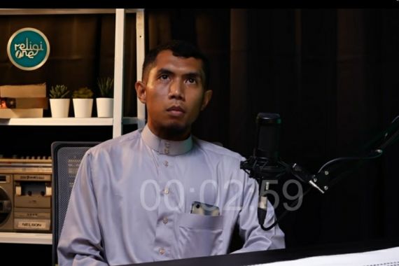 Istri Ustaz Maaher Rutin Bawa Air Minum ke Rutan Bareskrim, Begini Alasannya - JPNN.COM