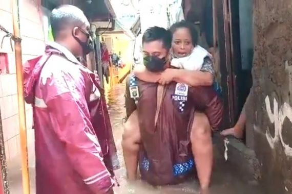 Kompol Iskandarsyah Melakukan Aksi Heroik Saat Banjir Jakarta - JPNN.COM