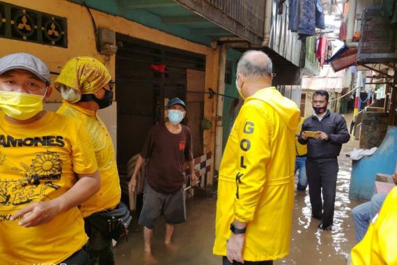 DPD Golkar DKI Jakarta Membantu Warga Terdampak Banjir - JPNN.COM