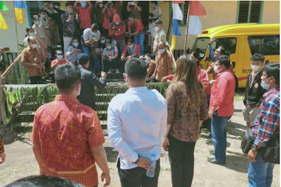 Sambangi Kapuas Hulu, Lasarus Salurkan Bantuan Bus ke Sekolah Karya Budi - JPNN.COM
