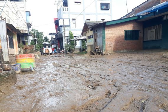 Banjir di Perumahan Pondok Gede Permai Surut, Kondisinya Parah Banget - JPNN.COM