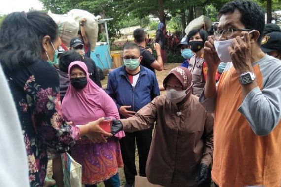 Bu Risma dan Kemensos Respons Cepat Bencana Banjir DKI Jakarta - JPNN.COM