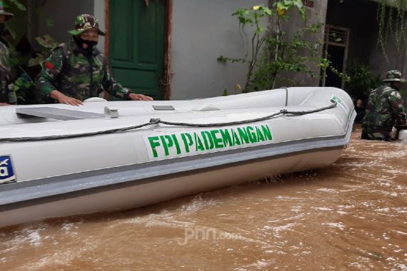Munarman Sebut FPI Versi Baru Bantu Korban Banjir, Kapolsek: Mau Berdalih FPI Apa Saja, Tidak Boleh! - JPNN.COM