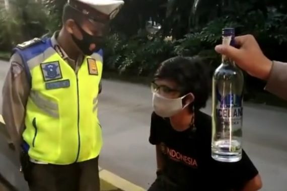 Tanpa Alasan Jelas, 2 Pemuda Memaki-maki Polisi Lalu Lintas, Oh Ternyata - JPNN.COM
