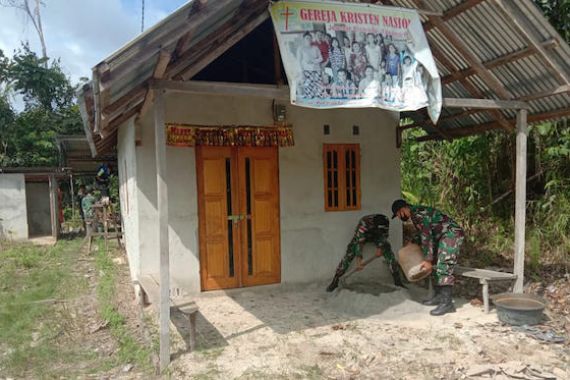 Keren, Inilah Bukti Nyata Kedekatan Satgas TNI dan Warga di Perbatasan RI - Malaysia - JPNN.COM