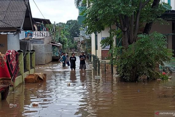 Sore Ini Sebagian Rumah di Cipinang Melayu Masih Terendam Banjir - JPNN.COM