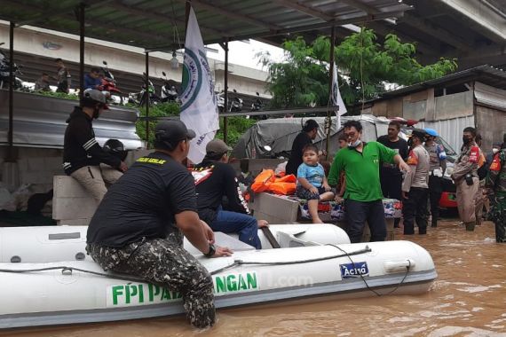 Penjelasan Versi Polisi soal Kronologi Pembubaran Aksi FPI Bantu Korban Banjir - JPNN.COM