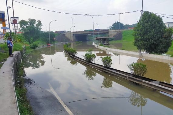 Simpang Susun Bitung Tol Jakarta-Tangerang Masih Banjir, Arus Lalu Lintas Dialihkan - JPNN.COM