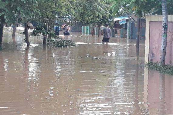 Lihat Nih, Perumahan Bumi Nasio Indah Bekasi Masih Terendam Banjir, Sudah 36 Jam! - JPNN.COM