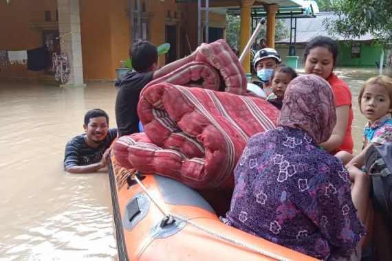 19 Kecamatan di Bekasi Masih Banjir, Puluhan Ribu Warga Mengungsi - JPNN.COM