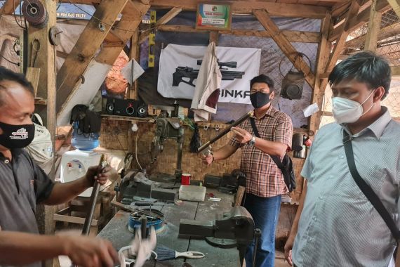 Kompol Marjuki Ingatkan Warga Sentra Senapan Angin di Cipacing Tak Tergoda Rakit Senjata Api - JPNN.COM