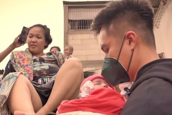 Luar Biasa, Baim Wong Bantu Evakuasi Bayi Korban Banjir - JPNN.COM