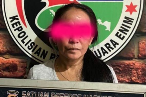 Berbuat Aksi Tak Terpuji di Rumah Kontrakan, Mbak Dewi Sartika Disergap Polisi - JPNN.COM