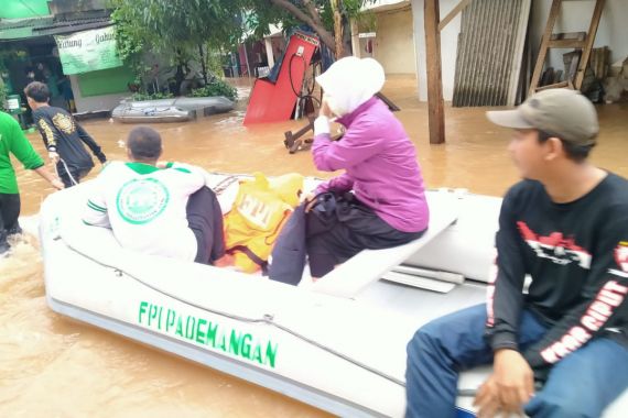 Aksi Sosial FPI untuk Korban Banjir Dibubarkan, Aziz Sebut Polisi Kurang Piknik - JPNN.COM