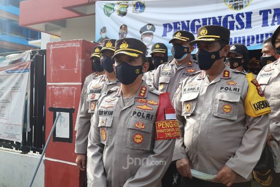 Perahu Karet Milik FPI Dipakai Petugas Saat Evakuasi Korban Banjir, Ternyata Ini Sebenarnya yang Terjadi - JPNN.COM