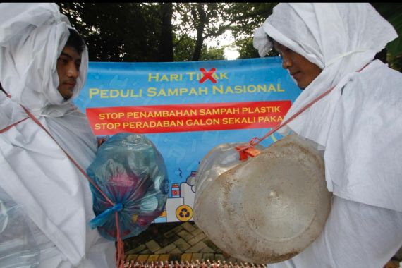 Peringati Hari Peduli Sampah Nasional 2021, Mahasiswa Universitas Budi Luhur Gelar Aksi Teatrikal - JPNN.COM