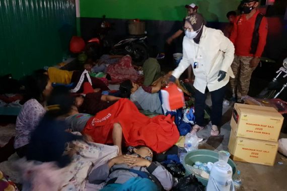 Pakai Sandal Jepit, Risma Berkeliling di Posko Pengungsian Korban Banjir Bekasi - JPNN.COM