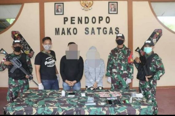 Sweeping di Perbatasan RI-Malaysia, Satgas Pamtas Yonif 642/Kapuas Tangkap Pengedar Narkotika - JPNN.COM