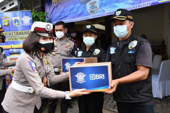 Korlantas Polri Salurkan 500 Paket Sembako untuk Korban Banjir Jakarta - JPNN.COM