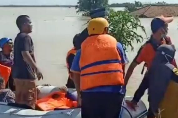 13 Kecamatan di Bekasi Masih Terendam Banjir - JPNN.COM