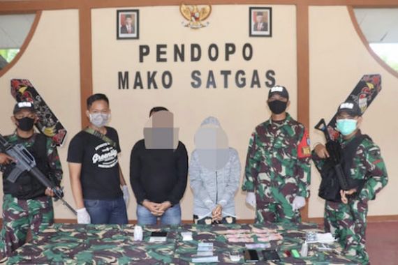 Satgas Pamtas Yonif 642 Amankan Pelaku Pembawa Barang Terlarang - JPNN.COM