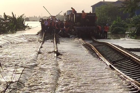 Rel Terendam Banjir, PT KAI Batalkan Seluruh Keberangkatan Kereta Api Jarak Jauh Hari Ini - JPNN.COM