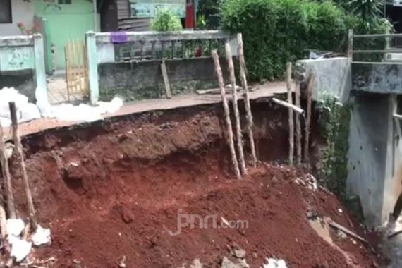 Tanggul Kali Sari Jaktim Longsor, Akses Jalan Terputus - JPNN.COM