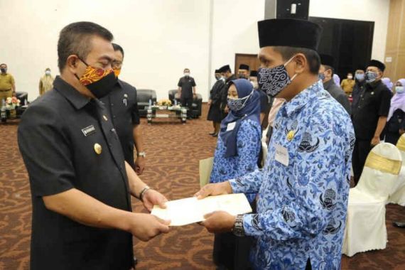 44 Honorer Terima SK PPPK, Wali Kota Cirebon: Niatkan untuk Pengabdian   - JPNN.COM