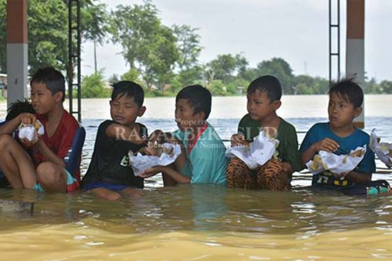 7 Desa di Kabupaten Bekasi Tenggelam, 17 Ribu Warga Mengungsi, Batuk, Pilek - JPNN.COM