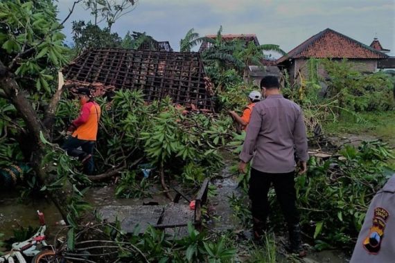 Ratusan Rumah di Demak Rusak Diterjang Angin Puting Beliung - JPNN.COM