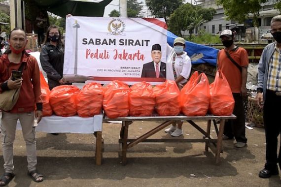 Sabam Sirait Bagikan Ribuan Paket Sembako untuk Korban Banjir, Ini Pesannya - JPNN.COM