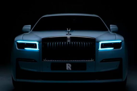 Bu Risma Bakal Lelang Mobil Mewah Rolls Royce Ghost, Ini Spesifikasinya - JPNN.COM