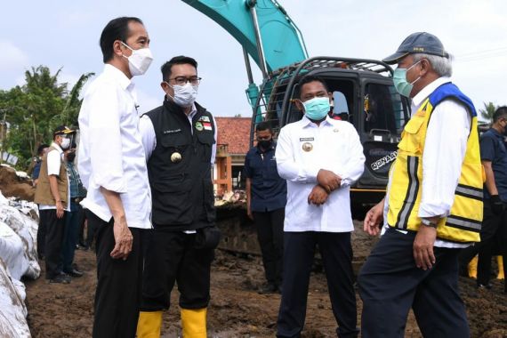 Jokowi Bagikan Bantuan saat Tinjau Tanggul Sungai Citarum yang Jebol - JPNN.COM