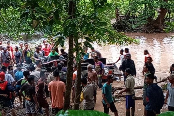 Mantan Kepala Desa Hilang Terseret Banjir Bandang - JPNN.COM