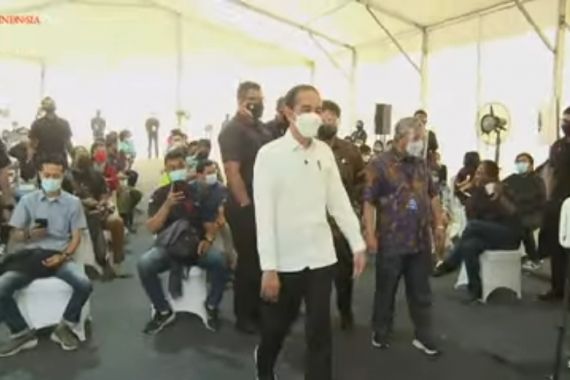 Jokowi Tinjau Vaksinasi Massal Pers di GBK - JPNN.COM
